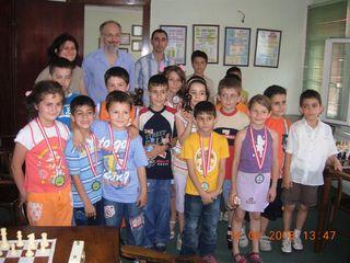 Düşün Satranç Merkezi - Aile Fotoğrafı Düşün Satranç Merkezi - Aile Fotoğrafı